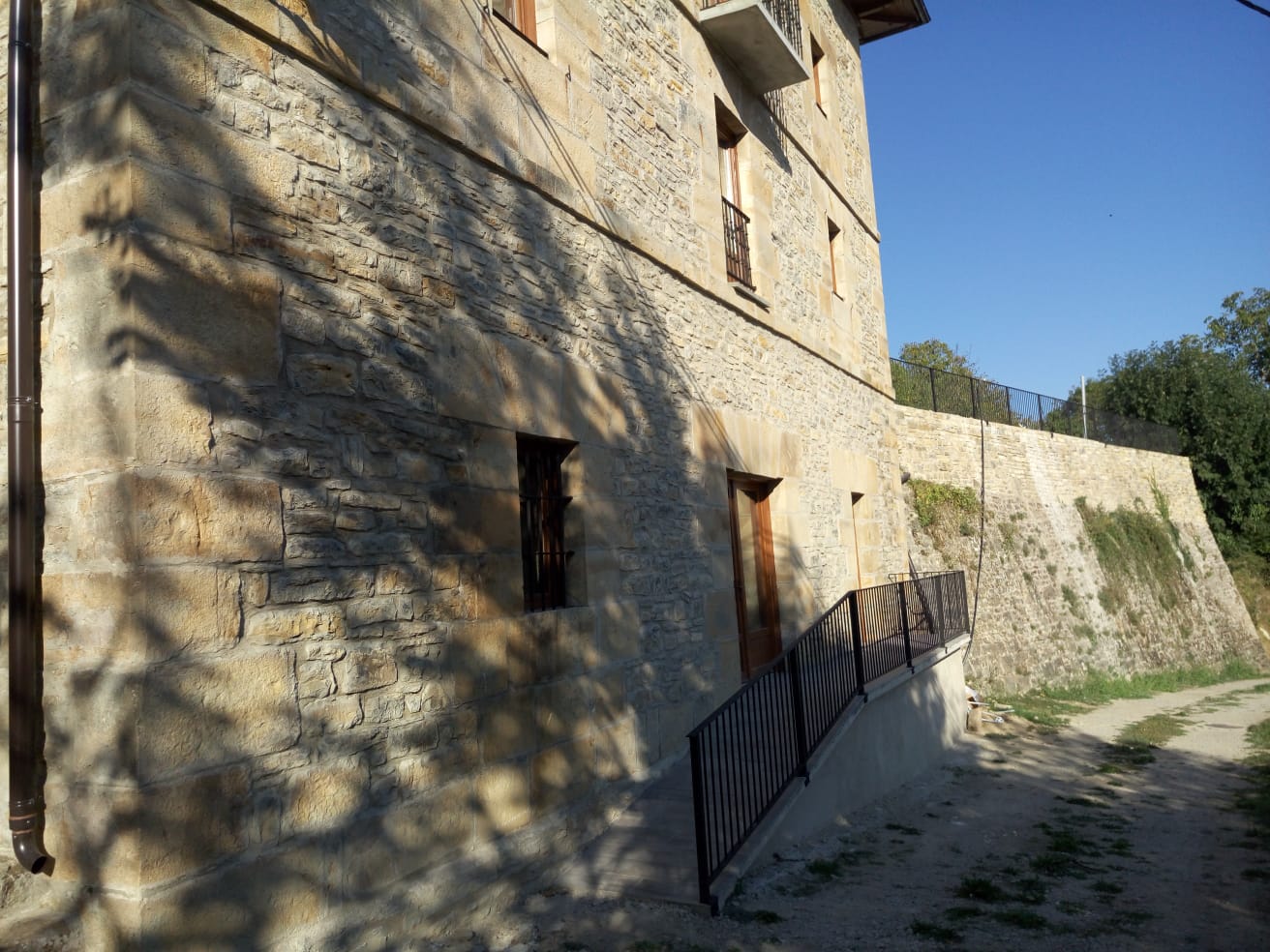 El exterior del Palacio de Aralar es para disfrutarlo cada día.