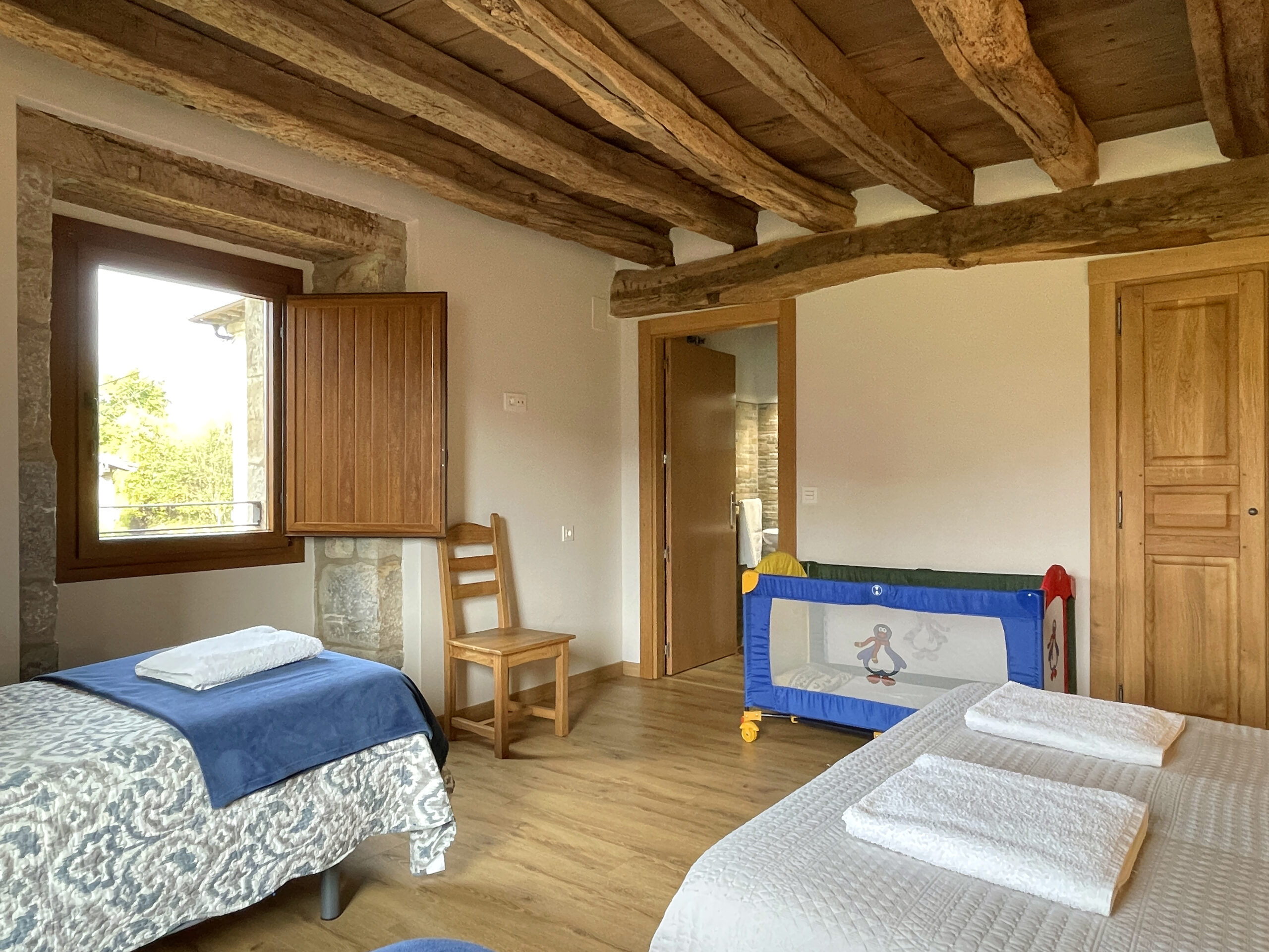  interior de la casa rural para grupos Palacio de Aralar en Oskotz, Navarra