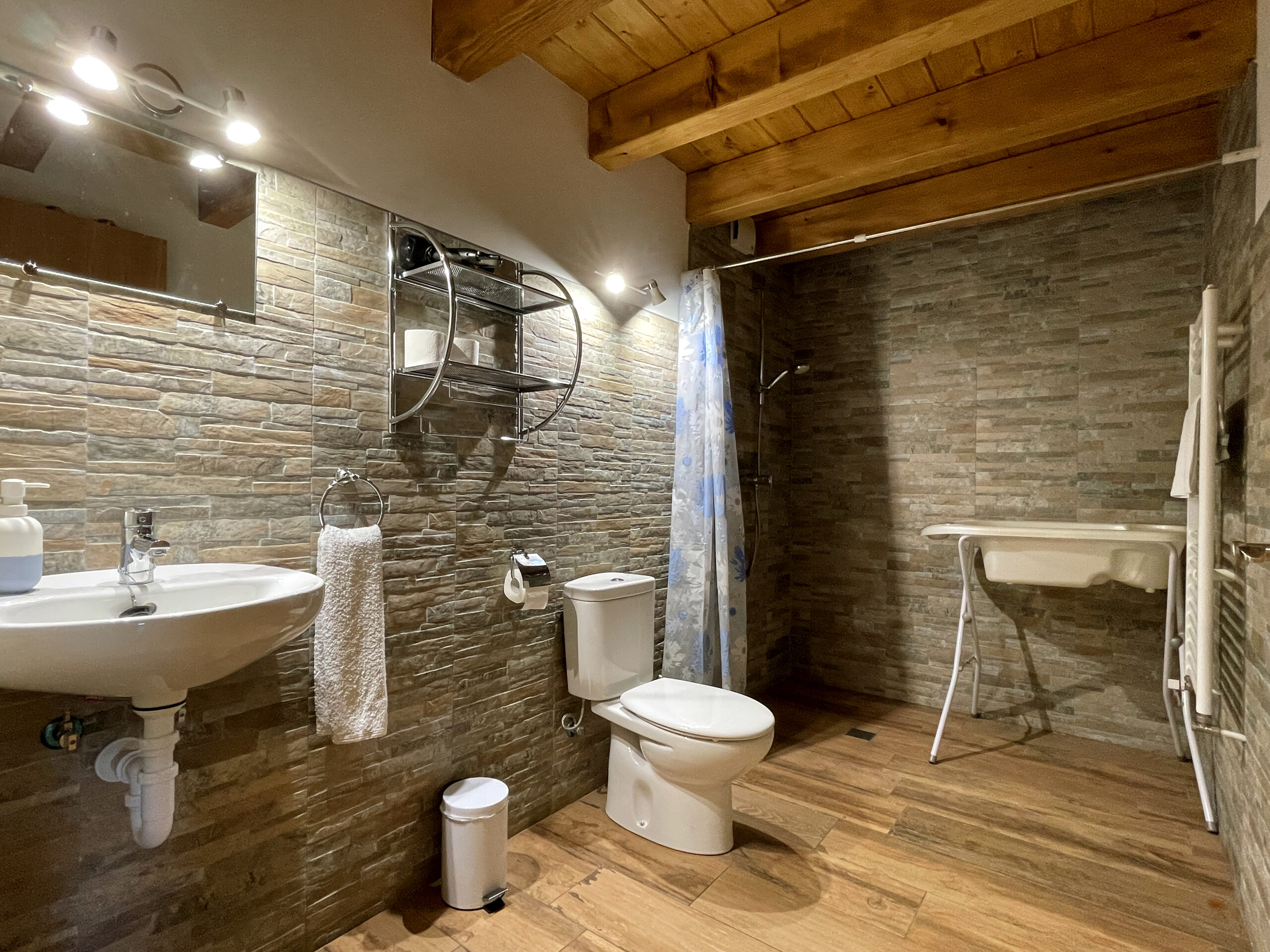 baño de la casa rural para grupos Palacio de Aralar en Oskotz, Navarra