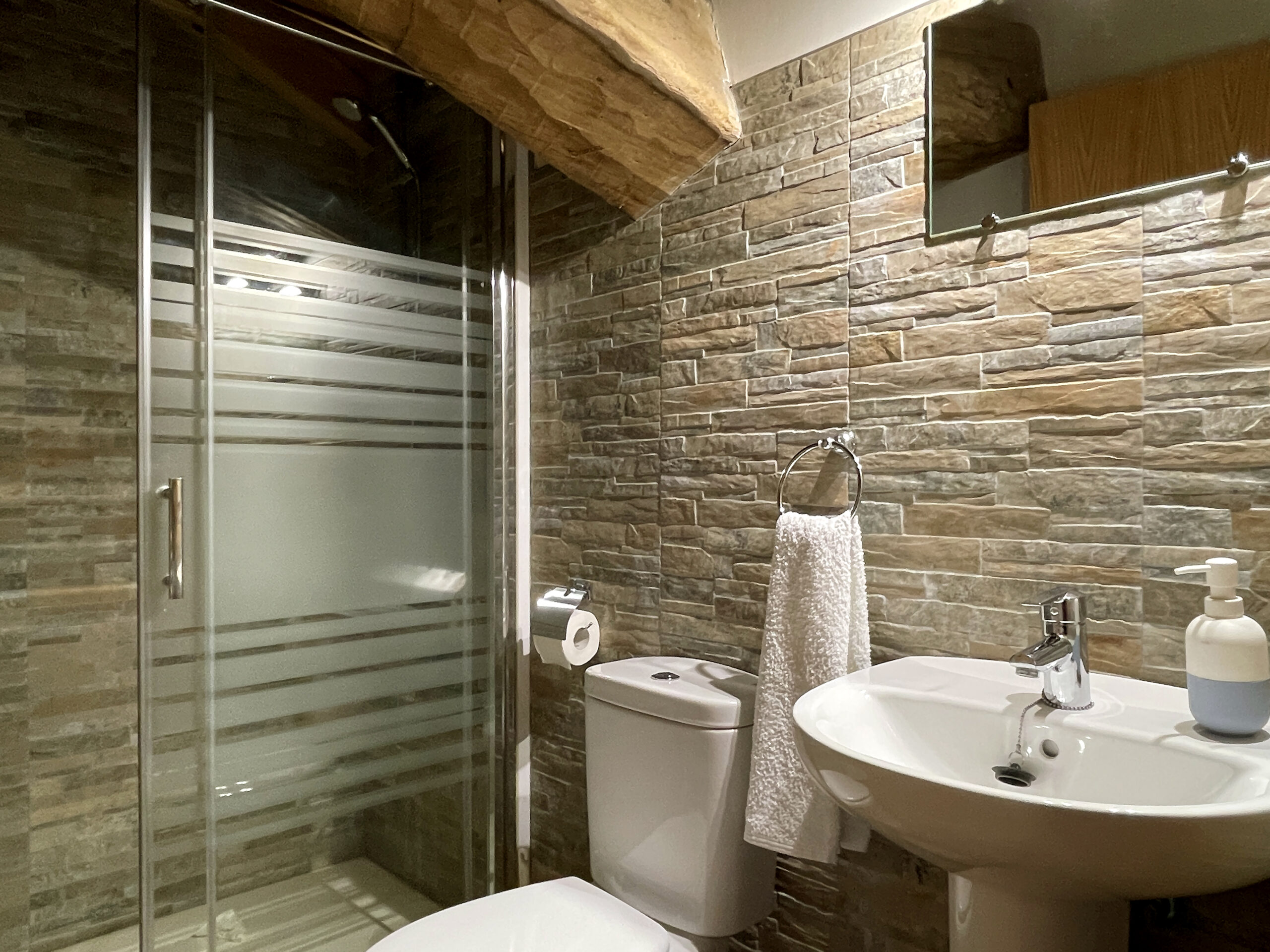 baño de la casa rural para grupos Palacio de Aralar en Oskotz, Navarra